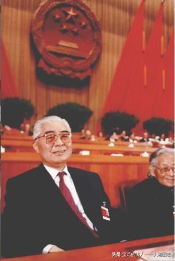 荣毅仁在八届全国人大一次会议后在大会主席台上。右为雷洁琼。