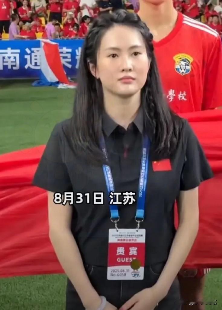 32岁的陈若琳，
该做的一样没做，
没成家，没结婚，没孩子，甚至连个恋爱都没谈，