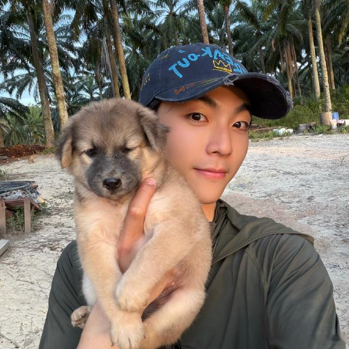 陈立农带小狗拍照陈立农和小狗自拍 和小狗自拍，画面好有爱 