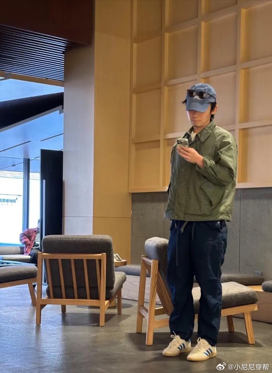 33岁董子健和朋友在河北金山岭游玩被偶遇，他真人看起来很普通，完全不像一个男明星