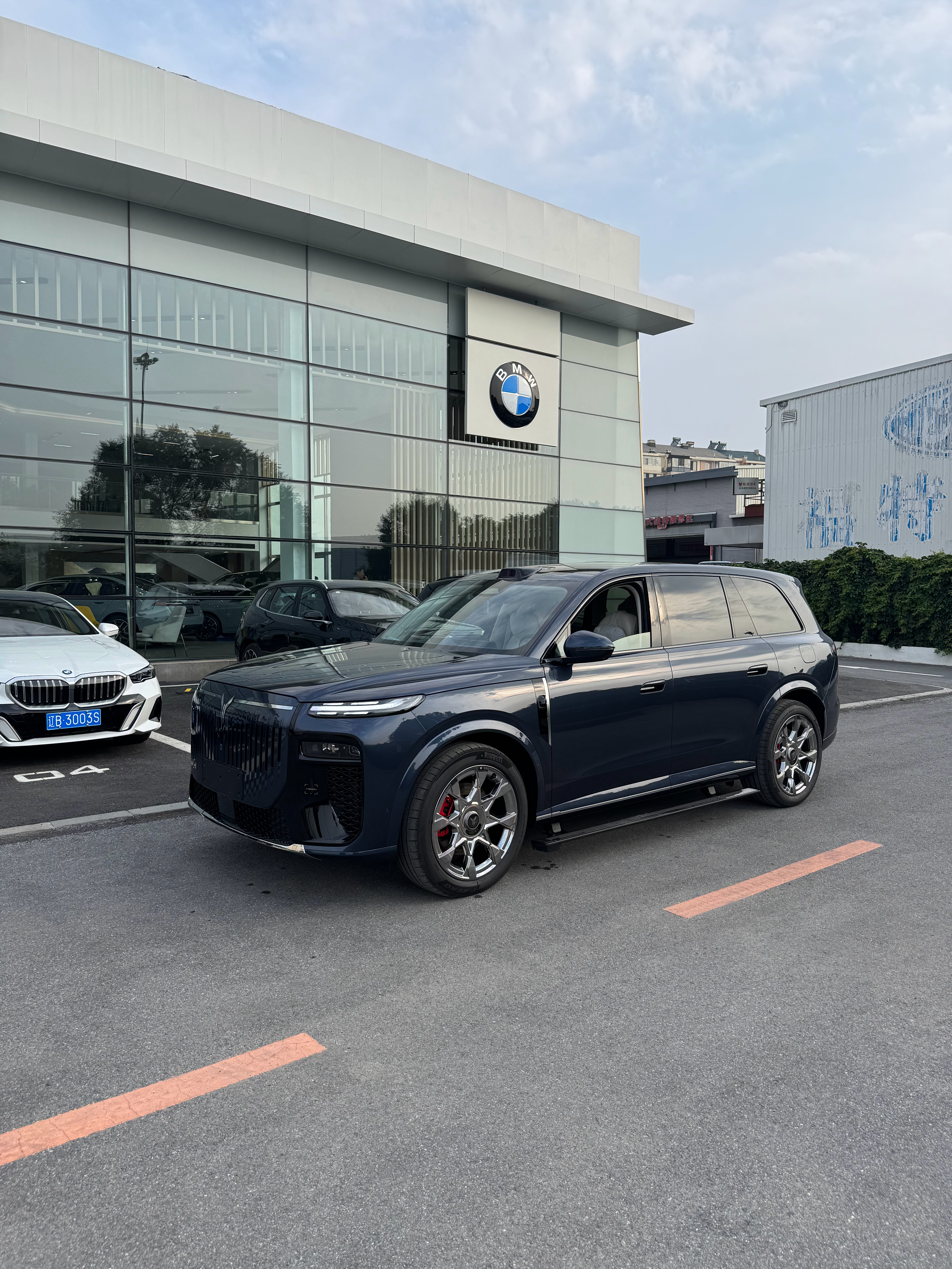 顺路把泰山 X8 取回来了前几天出差一直放在 4S 店贴车衣之前买车，店里送的车