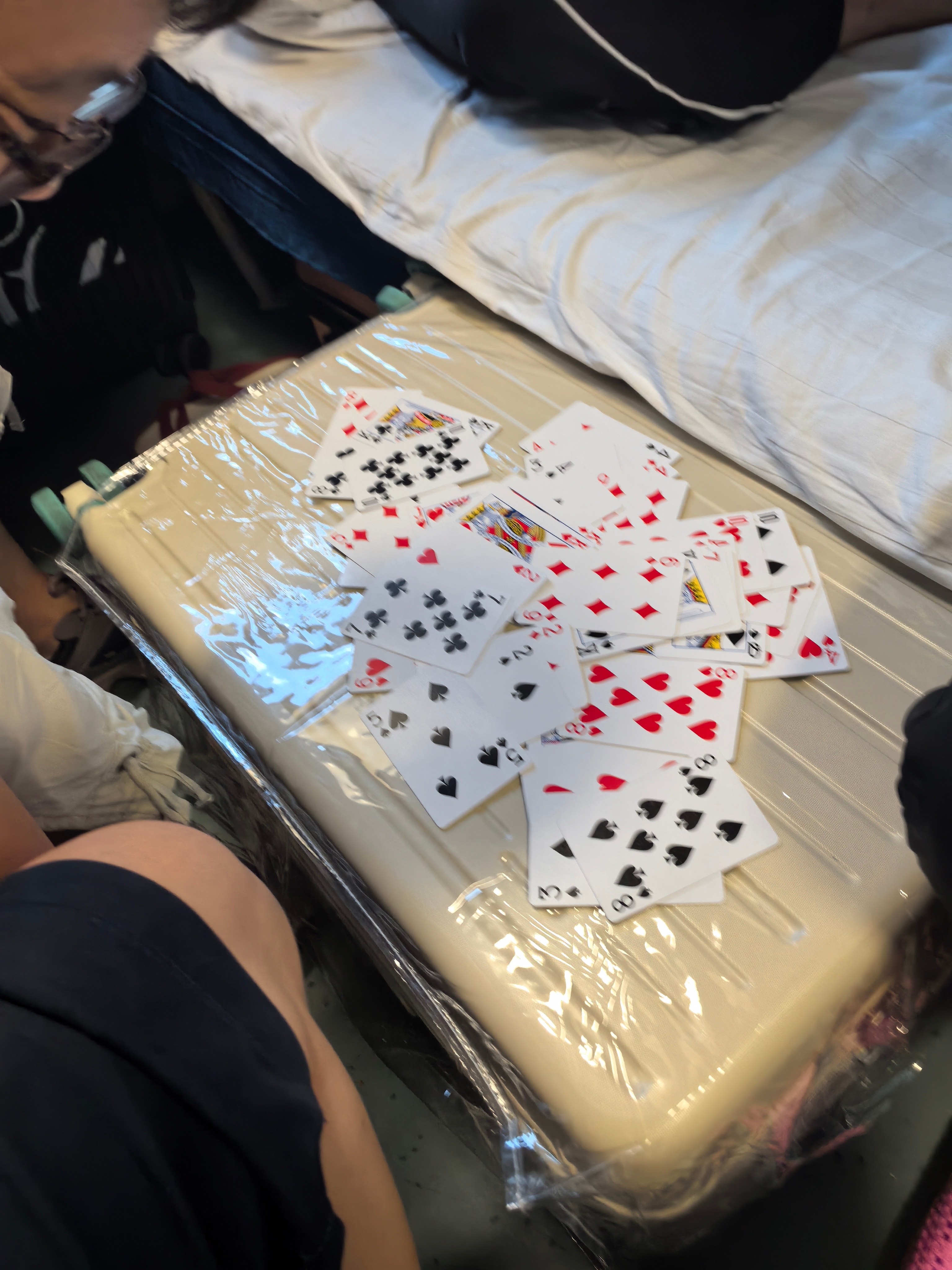 有时候牌运真的很神奇。有时候如有神助，牌大又顺。有时候如有瘟神，牌小又蠢。今晚我