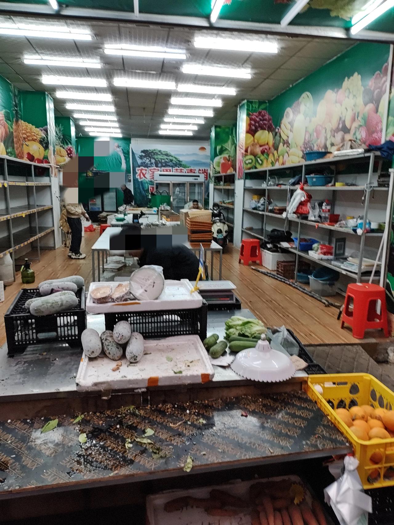 三个月不到就倒闭了，10多万元就象被风刮走了一样没了。欠了一身债，夫妻吵架。
