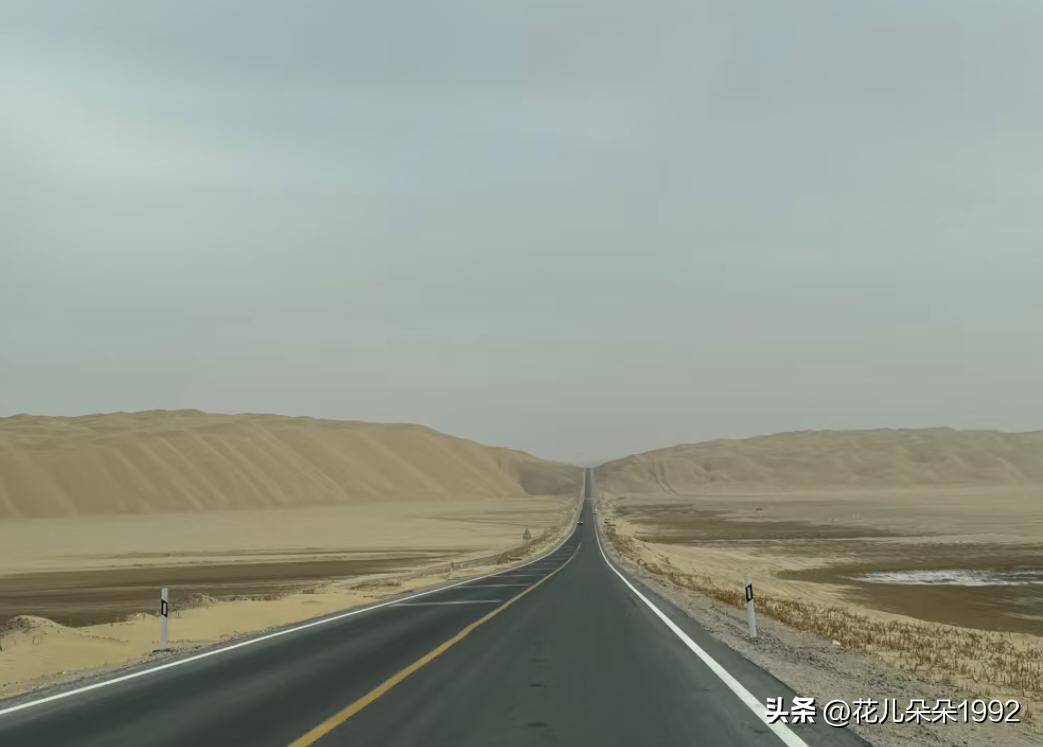 塔克拉玛干，几百公里沙漠给我干崩溃了，一开始进去还是蛮兴奋的，但开着开着都要出现