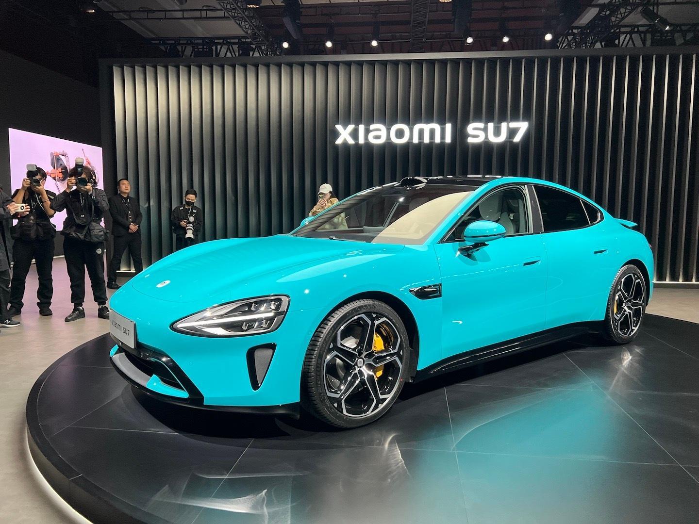 小米汽车SU7实车，3个颜色里还是绿色金属漆的最有质感，灰色实车感觉像是米白色，