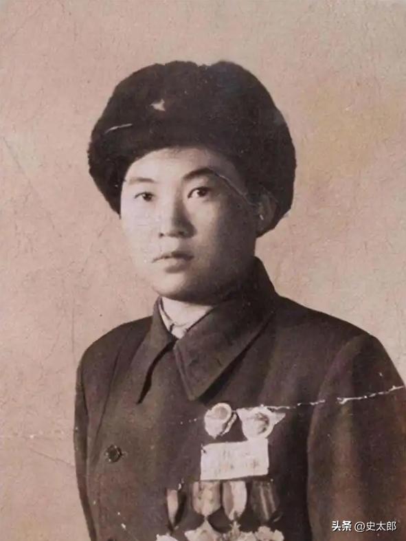 1950年，战斗英雄郭俊卿因劳累过度生病住院，医生正要帮她检查身体，她却执意要求