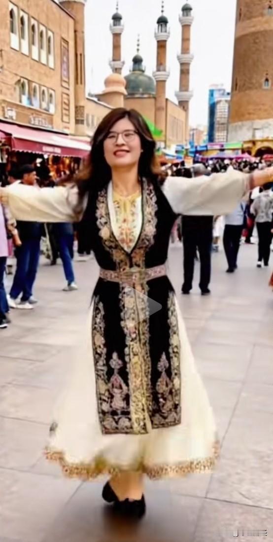 希望看到这样的景象！

郑丽文，身穿新疆特色服装，在乌鲁木齐载歌载舞，但这也仅仅