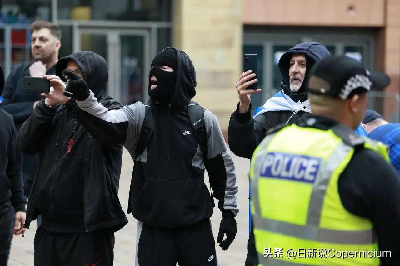 英国围绕“蒙面上街”的争论正在升温。导火索是9月初多佛和朴次茅斯发生的反移民抗议