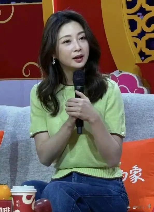 殷桃有些发福了，牛仔裤不露脚也不显高啊 ​​​