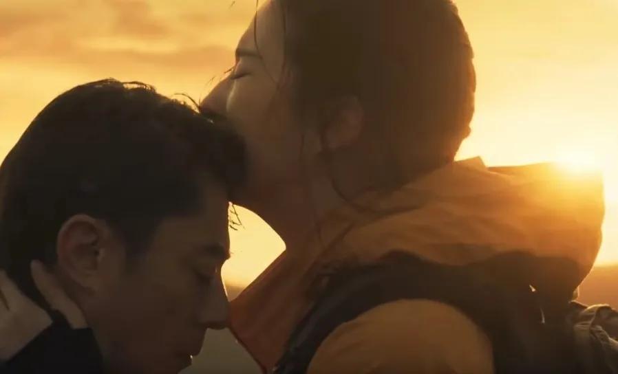 玫瑰的故事
黄亦玫傅家明这一段恋爱
对于玫瑰来说是一段绝美的爱情
但也是昙花一现