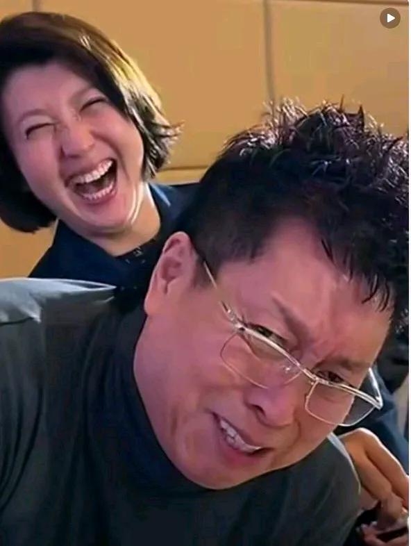 闫学晶与搭档又出新段子了，大家一起来支持一下吧。感谢她们的执着，感谢她们给大家带