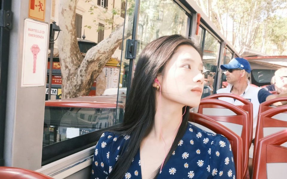 #张婧仪藏青碎花连衣裙#好喜欢这种鲜活的生命力啊！张婧仪藏青碎花连衣裙也太漂亮了