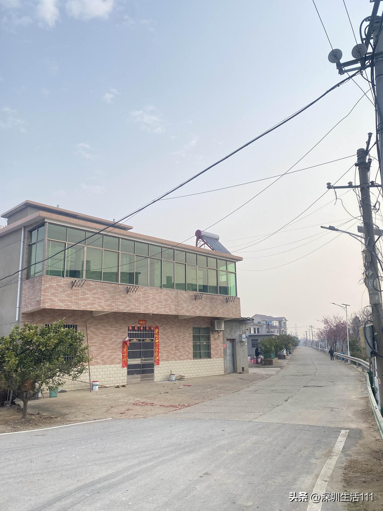 农村有些事，有时候真的挺玄的。

我老家有个同学，今年35岁。城里有房，老家也有