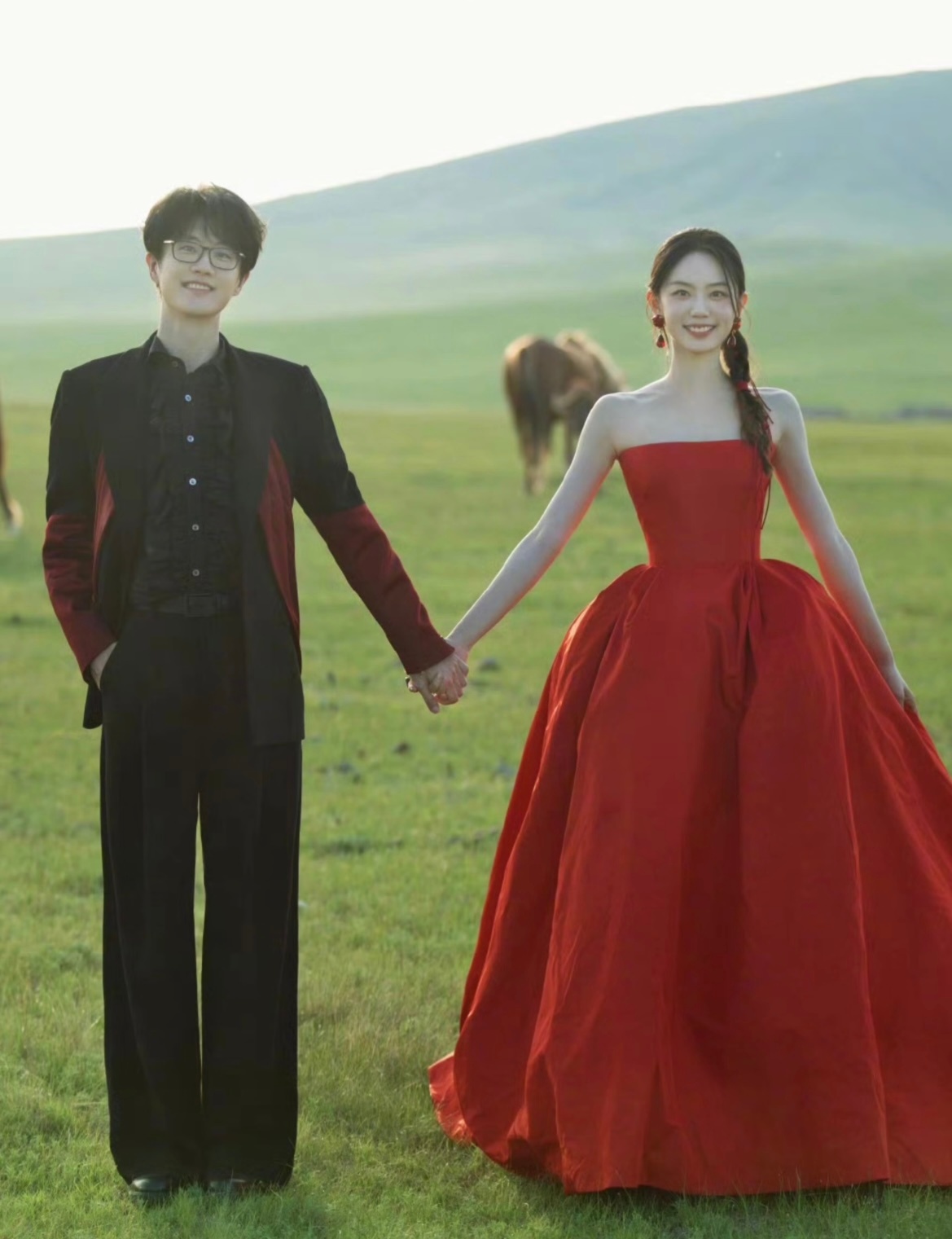 许嵩冯禧新的婚纱照为啥我看他们俩的婚纱照老是有一种一几年的感觉[污]古早感有没有