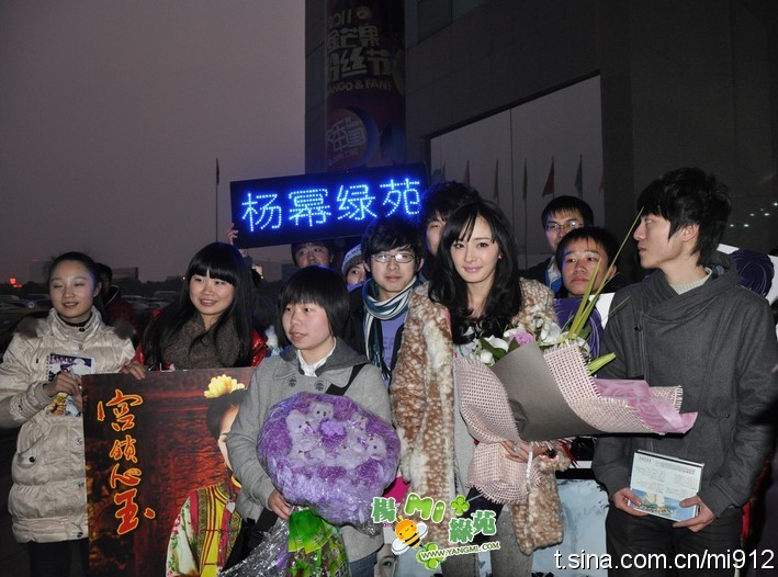 杨幂  跟你们这些好早追星的人拼了🙉小幂14年前还是新锐一线女星，在北京有签售