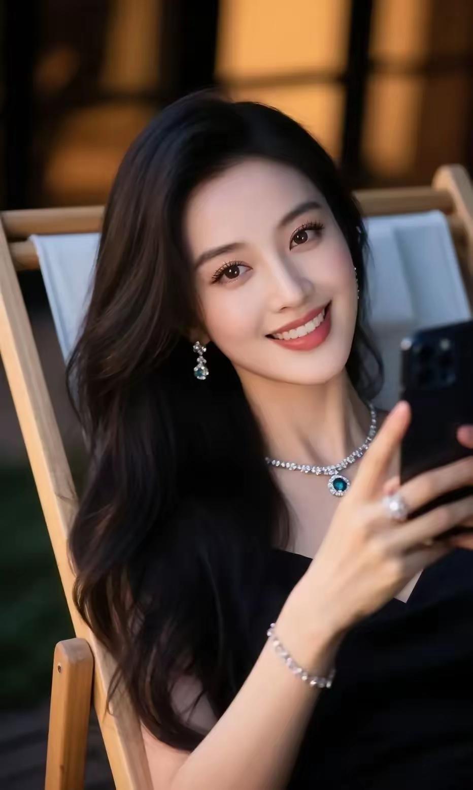 夏日午后，悠然自得，享受阳光与手机时光。🌞📱