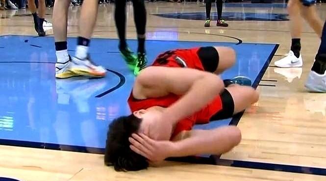 球砸在脸上的声音，全场都听见了。
裁判的哨子，却像被胶水粘住了。
对手抱着球跑向