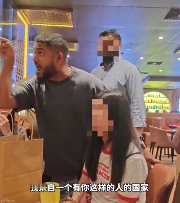 中国网友在澳大利亚珀斯一印度餐厅吃饭，被隔壁桌印度裔小孩连续骂了三四次“chin