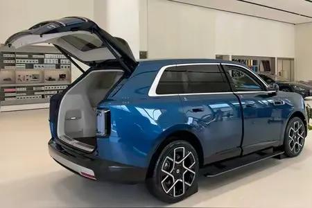 今天逛商场看到小米彭程新车，我还以为是N90呢，结果是N70，没想到N70都这么