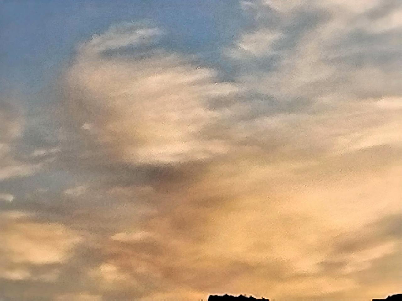 远处的山峦在余晖中变得轮廓柔和，像是被岁月抚平了棱角。山顶的树木，在光影的勾勒下