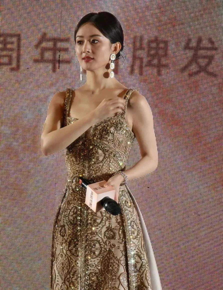 赵丽颖又美出圈啦！昨日她出席代言活动，状态简直绝绝子。
 
这次的她丰满圆润了不