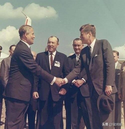 这张照片记录了 1962年9月12日，美国总统约翰·F·肯尼迪（John F. 