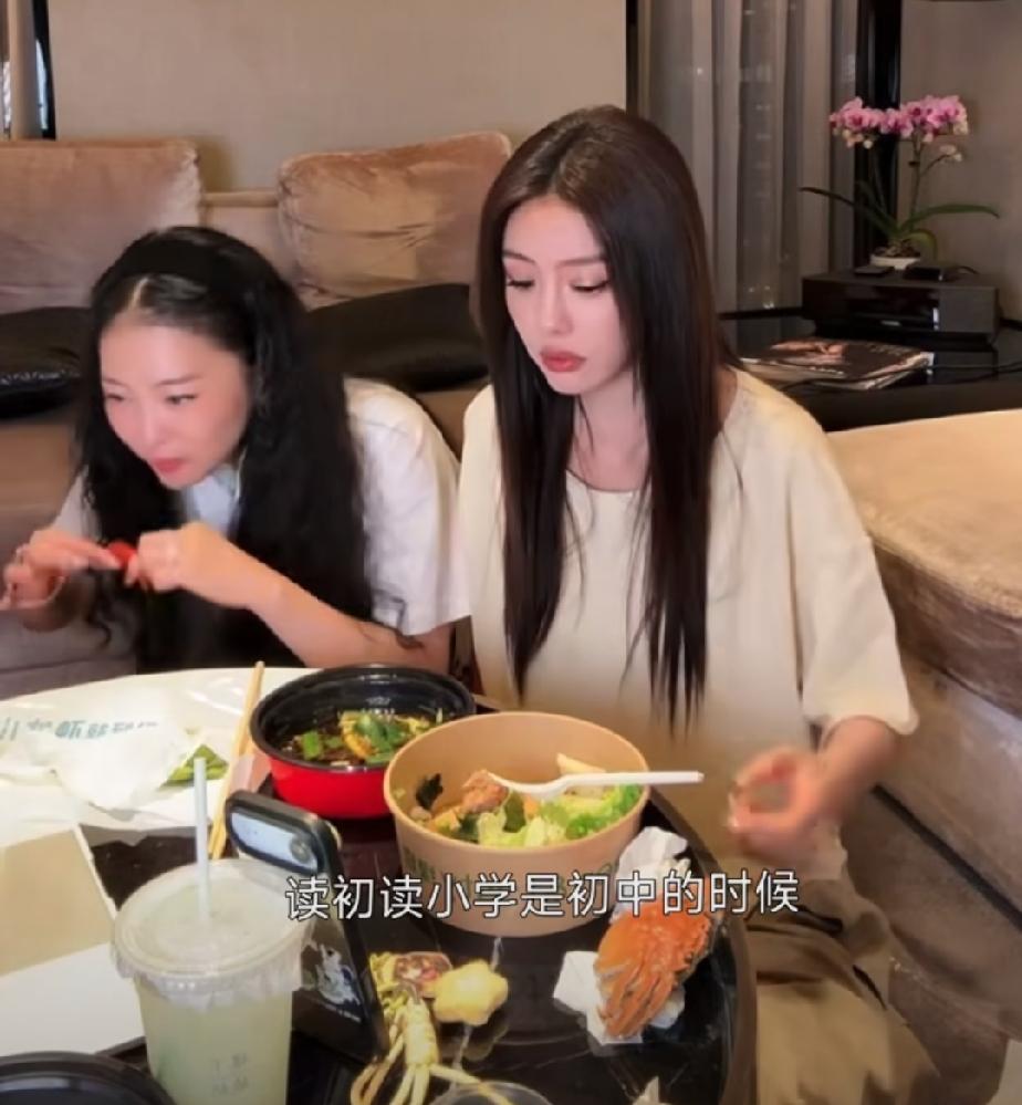 蔡文静妈妈在观察室说蔡文静读小学初中的时候，有一次和父母吵架要离家出走，说再也不
