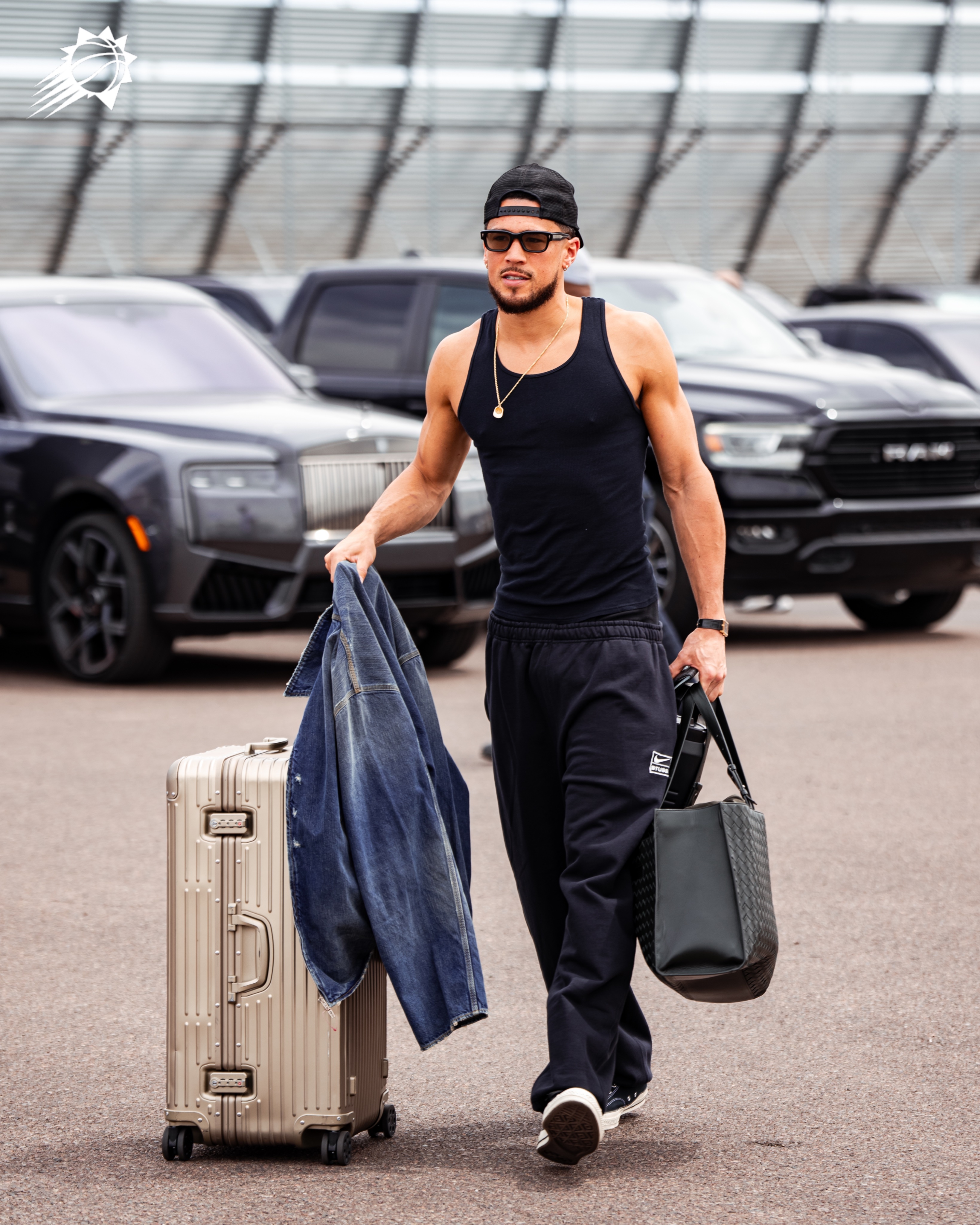 已经确定西部第七的太阳今天早些时候更新伤病报告，明天对阵湖人，缺阵的球员包括布克