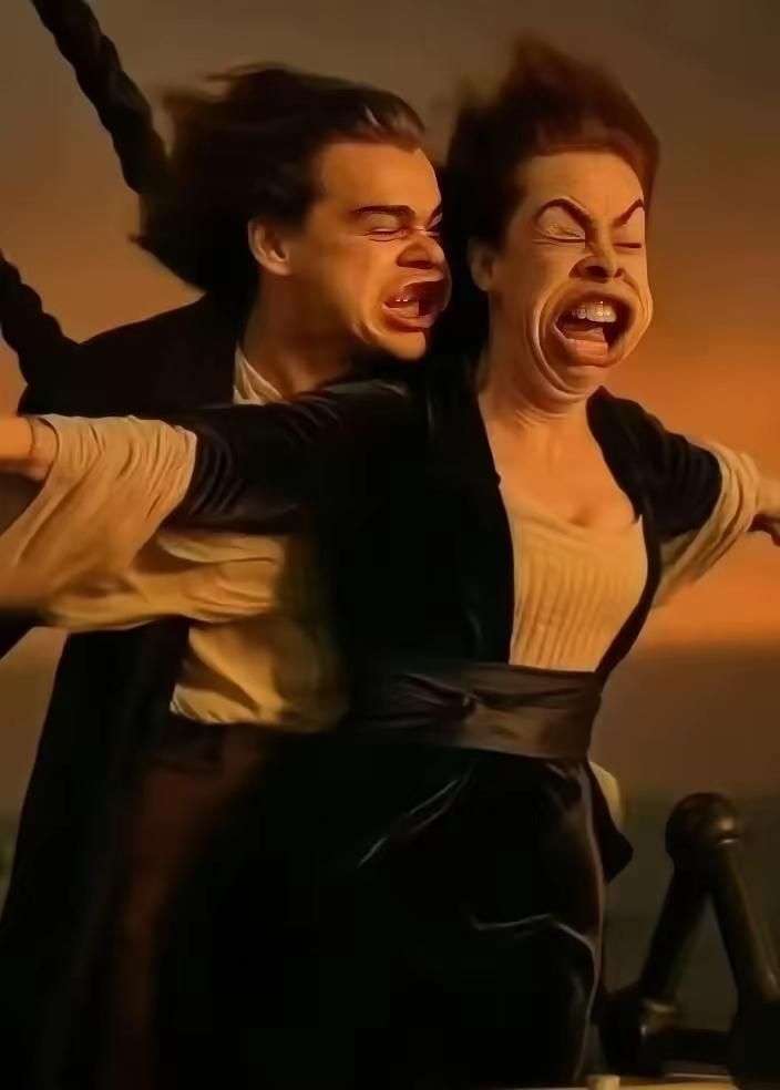 温情脉脉的牧歌
身后是荒凉无垠的大漠
海天长风的浪漫
面对的是四顾无人的落寞
生