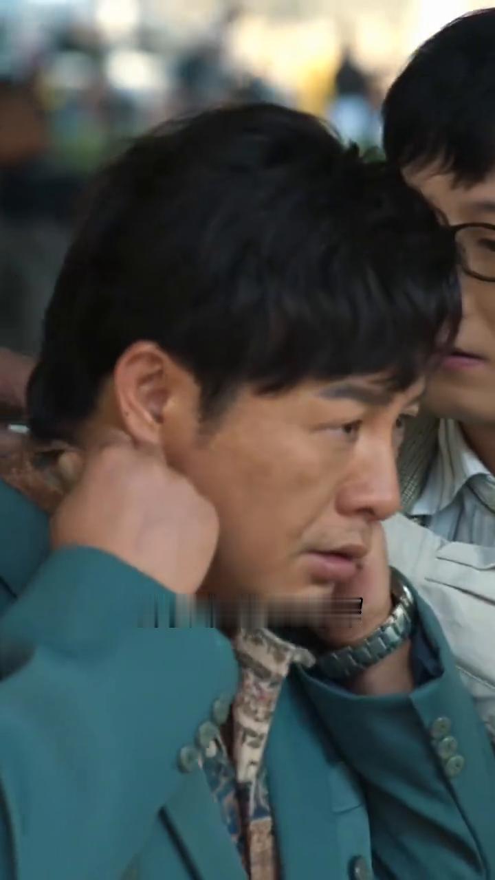 把领子翻出来，戗驳领的西装要穿的合身才好看，你买大了。