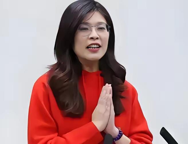 我跟闺蜜说：

郑丽文今日带领国民党核心成员从台湾松山机场登机，前往大陆参访。