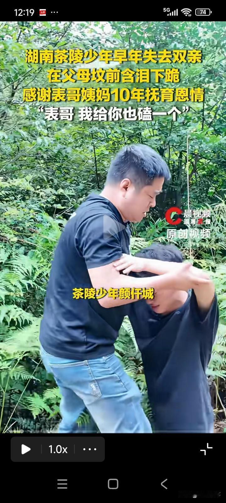 湖南茶陵，一个8岁的小男孩，父母因病离世。
妈妈临终前，将孩子托付给了自己的亲姐