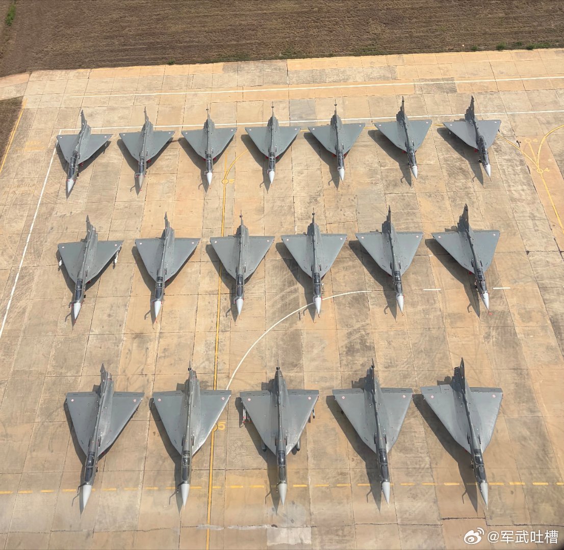 兄弟们，印度雄起了！好消息：印度斯坦航空公司一次性展示20架光辉战斗机坏消息：1