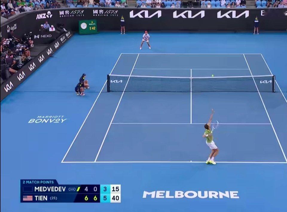 梅德韦杰夫连续两年澳网输钱 连续两年澳网都打硬仗！今年梅德韦杰夫0-2落后绝境翻