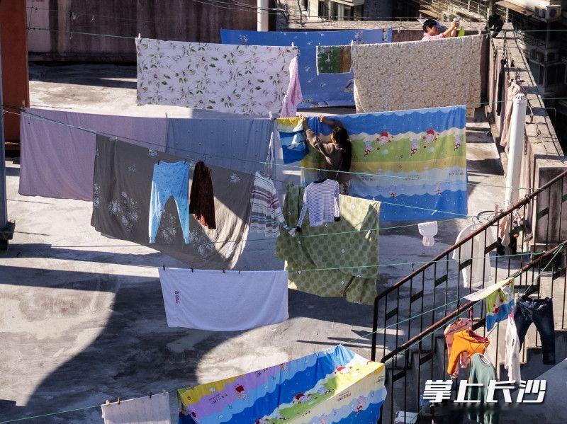 【到长沙第一件事就是加衣服 】近日，长沙晴好天气持续，市民纷纷晾晒被褥衣物。