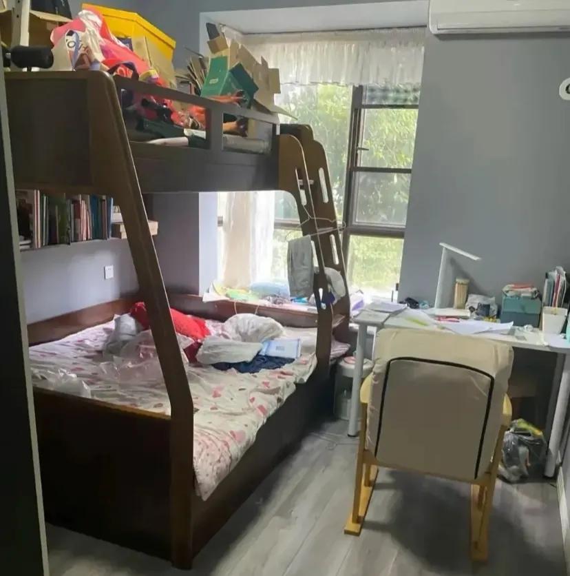 奉劝大家不要轻易买这种上下床因为结果往
奉劝大家不要轻易买这种上下床，因为结果往