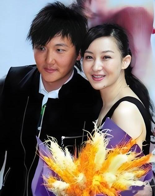 1999年，成名后的孙楠抛弃了同居10年的女友辛欣，转身娶了神交已久的买红妹。9