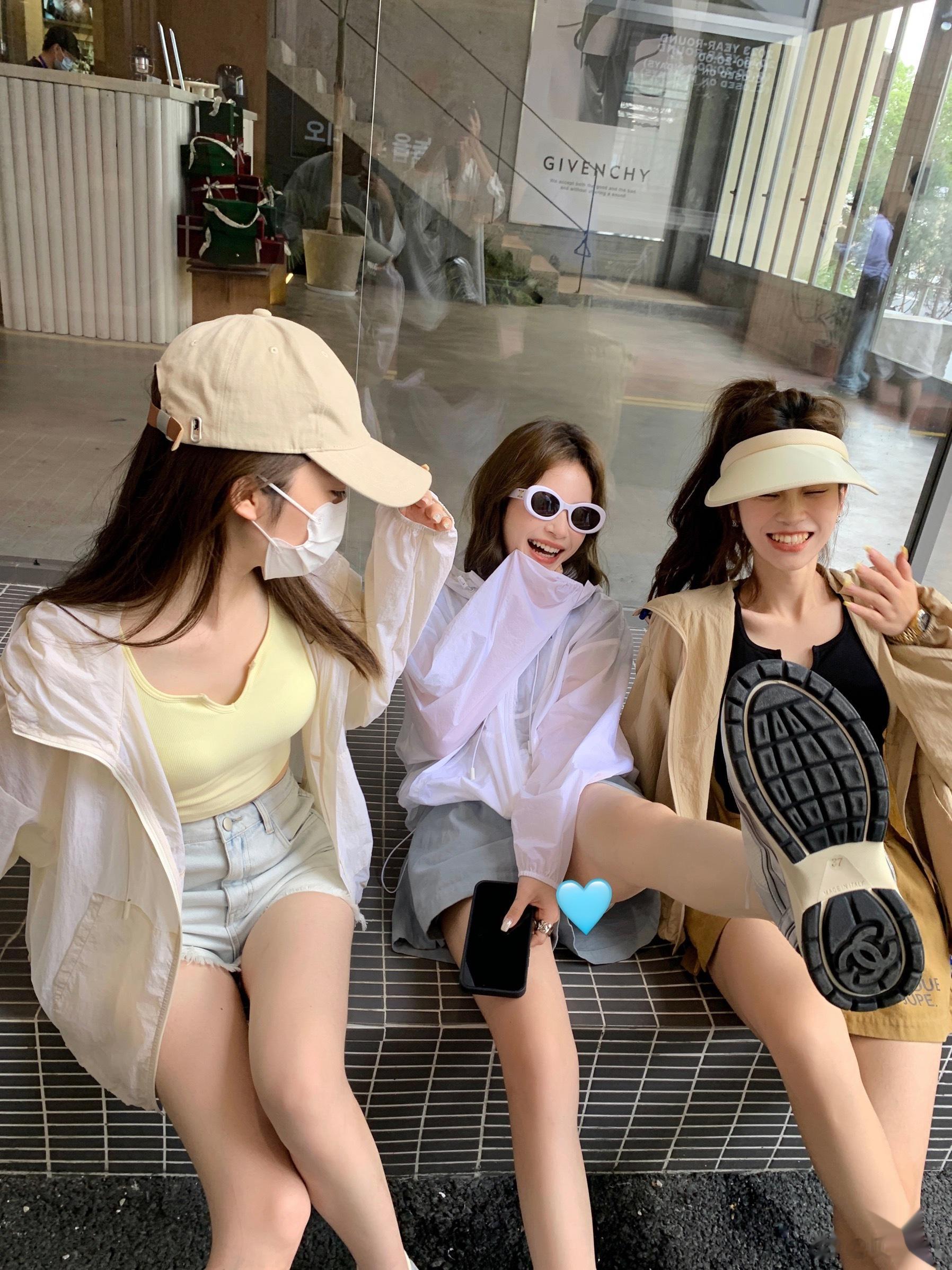 出去拍合照咯防晒记得带上闺蜜一起 姐妹装也给你们搭好了☀️ ​​​
