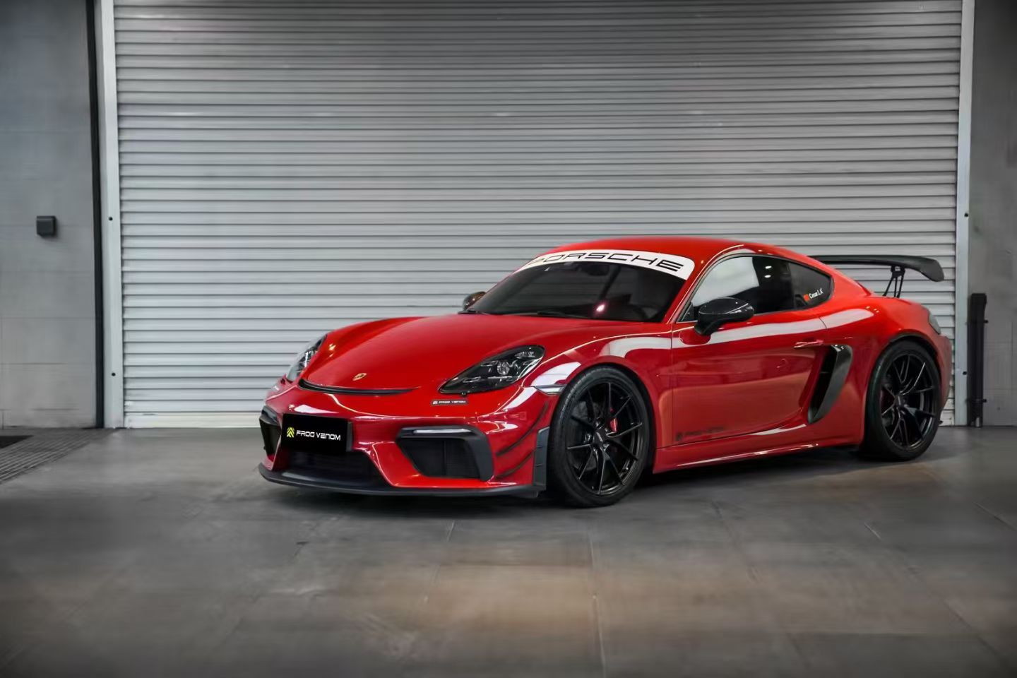 胭脂红外观配雅灰内饰，这718的颜值怎么样