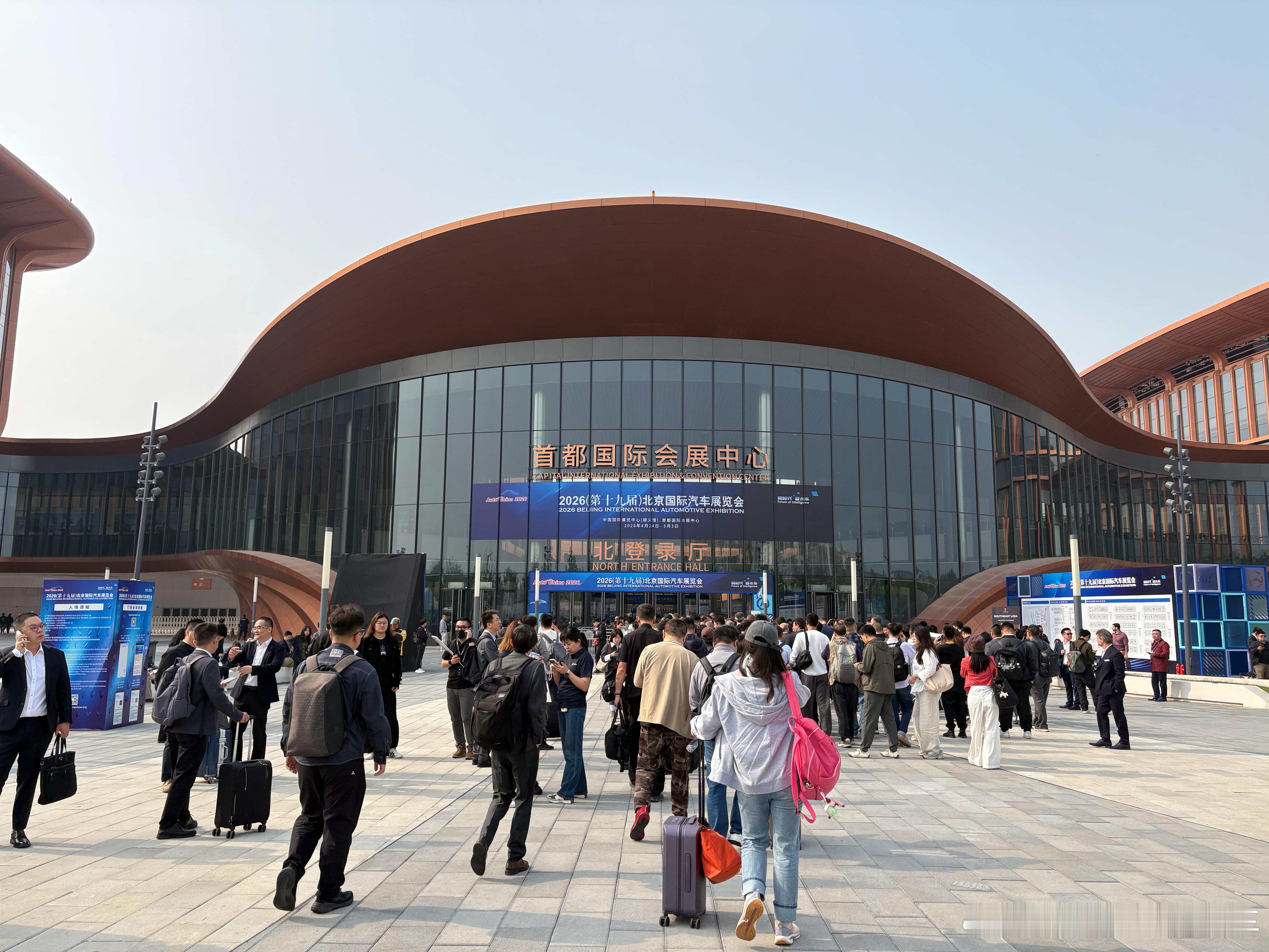 北京车展 今天车展人是真的多，而且外面已经排起了长队今年换了新的展馆，不知道今天