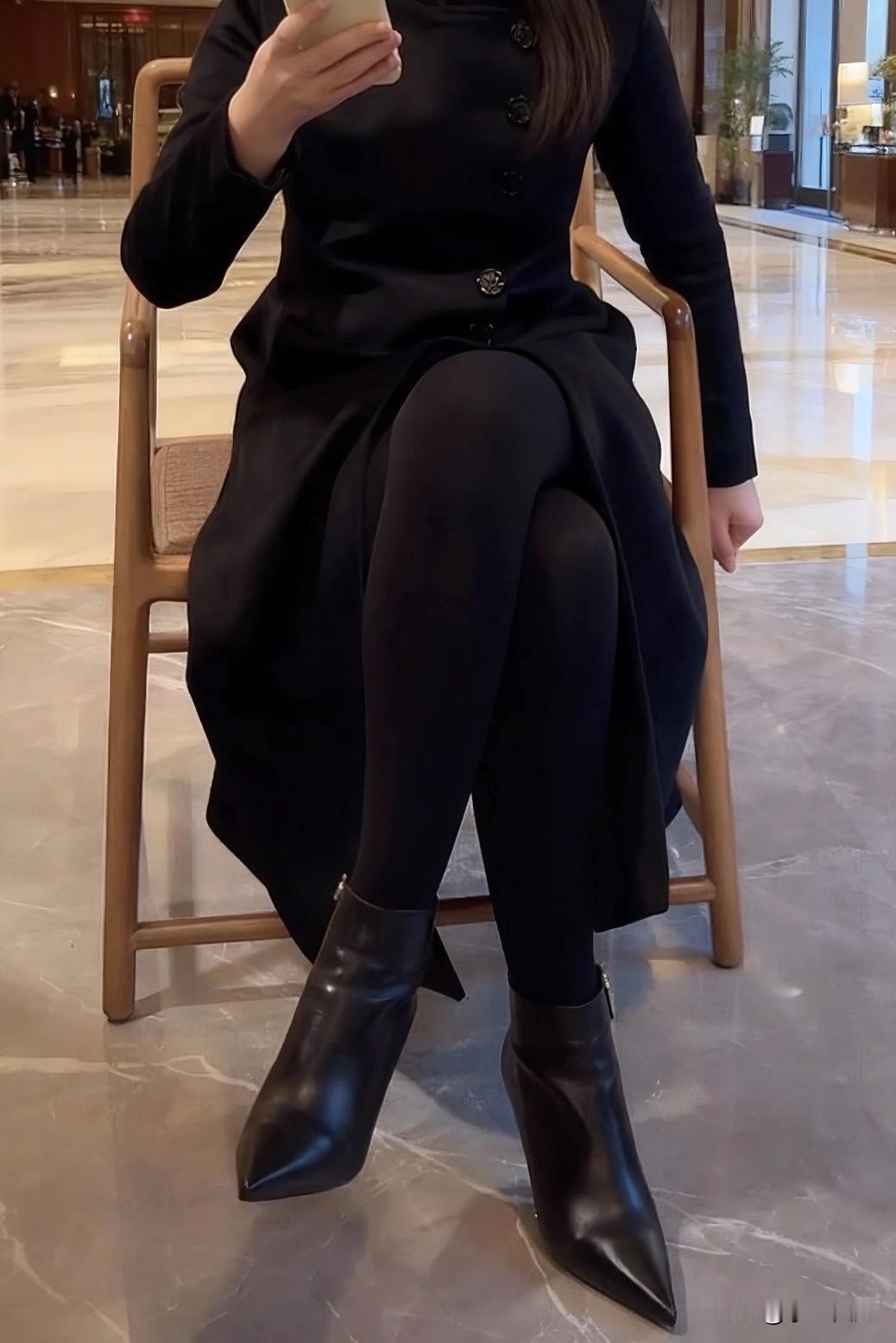 移不开眼！
谁懂这种厚黑穿搭啊
黑色本身就是显瘦王者，再选对 “厚” 的材质和版