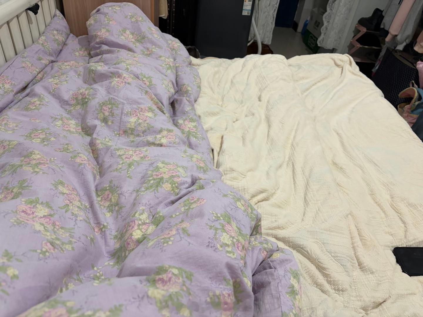 拼好床真的超出我对苦的认知了住四人间的宿舍我都会觉得没有自己的空间，更何况是拼好