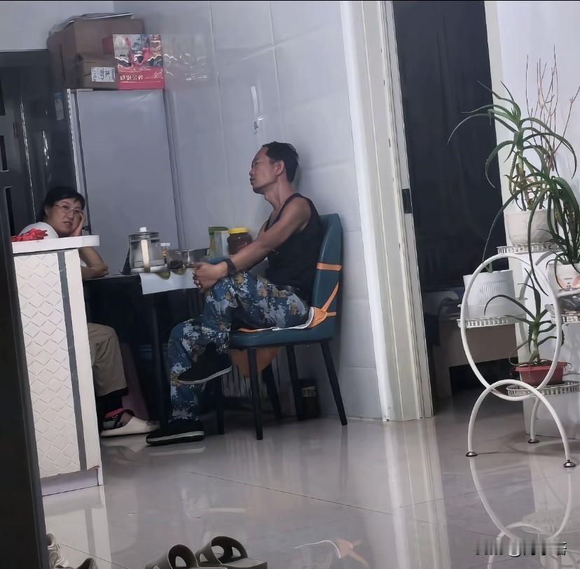 也有人说：也许这时候他们的父母已经不在了，而彼此成为有血缘关系最亲近的人。
于是