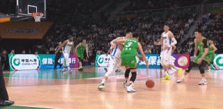 乌戈看看吧！你说陈盈骏骗鄢手骐三分犯规，对判罚表达不满，那么请看看赵继伟骗雷蒙这