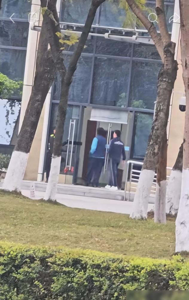 王楚钦成都封闭集训的休息日，外出成功躲开蹲守粉丝。
 
只留了张返回的照片，这事