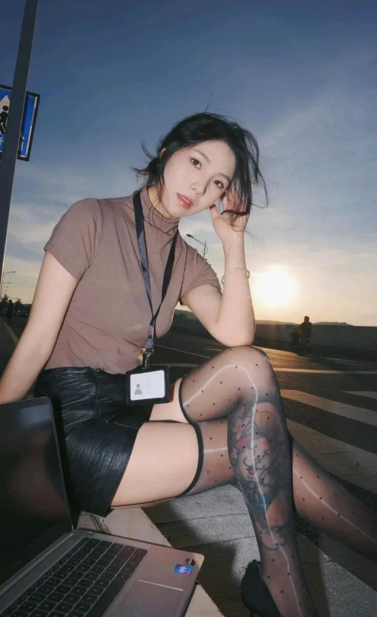 波点黑丝+皮质短裙，把甜辣感藏在通勤装里微透质感刚好露出纹身细节，随性又有小心机