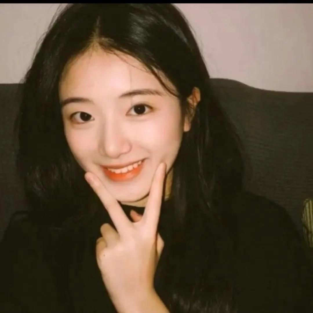 可爱女孩，手指比“V”，微笑如花！手型比心 甜系手势写真 小姑娘卖萌 比心自拍 