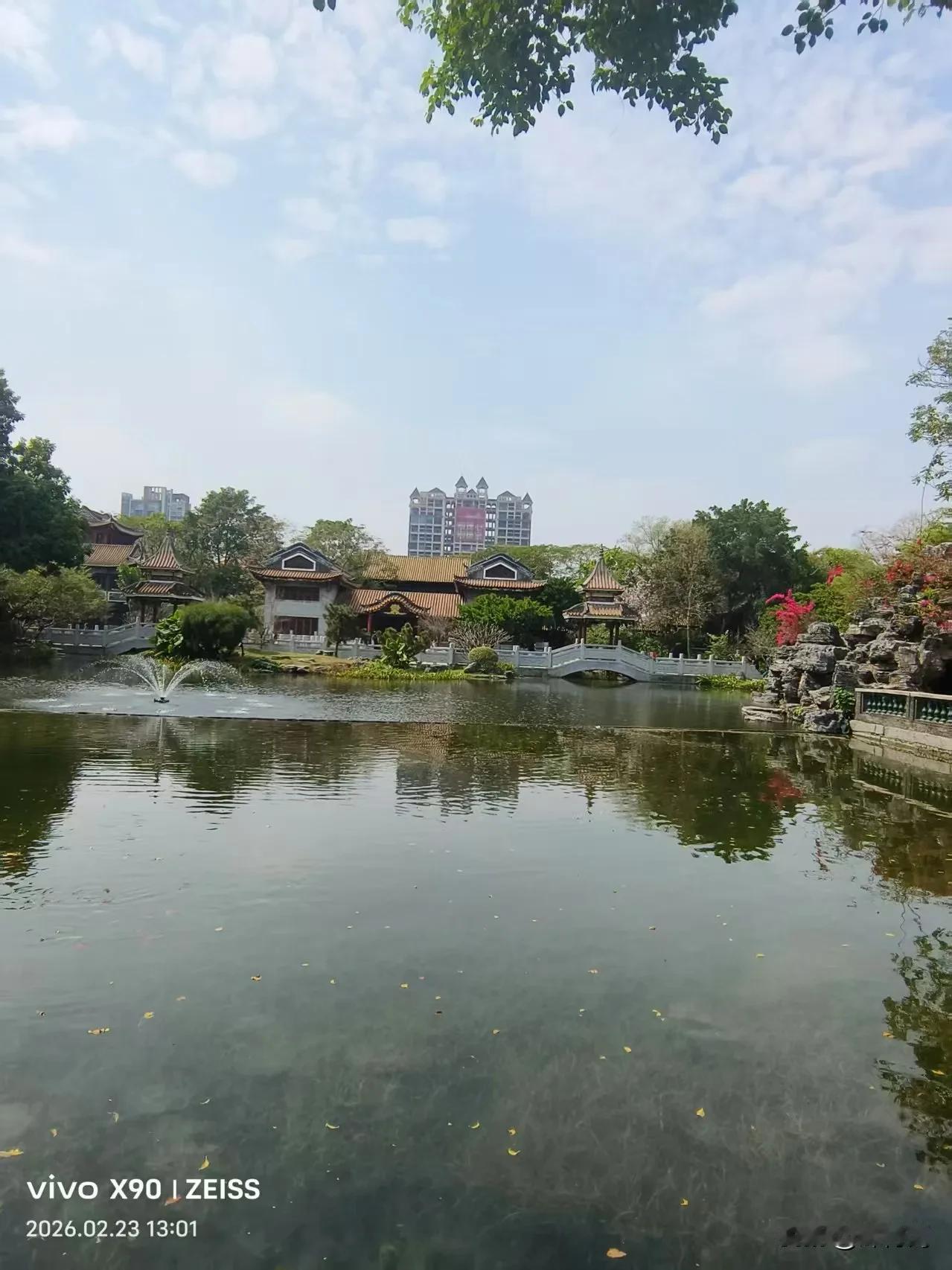 生命的醒来，是场静默的蜕变！
当你在情关财关身体事业关中熬过来，你内在会长出新的