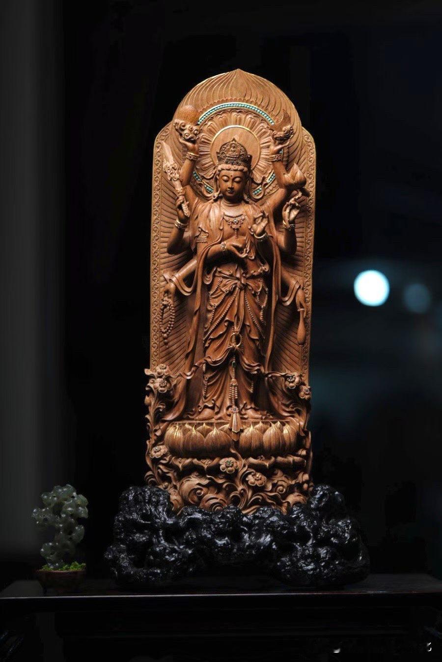 这尊八臂观音，第一眼是“多”，
再看，是“稳”。

手臂繁复，却一点不乱，每一臂