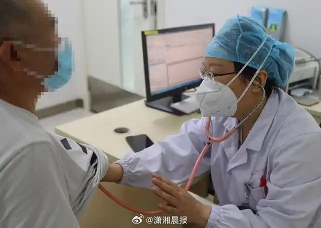 【#男子查出结节疑是肺癌竟是误吞牙齿#】黄石一名61岁的邹师傅因为持续发烧、咳喘